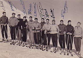 Une quipe de skieurs franais portant le fuseau dont E. Allais au centre