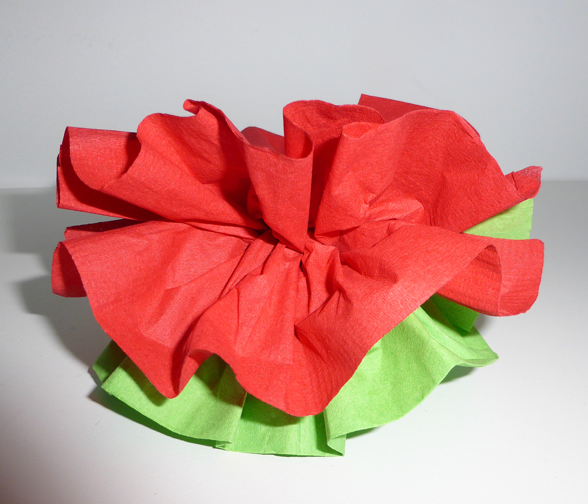 Pliage de serviette de table en forme de fleur de pivoine, réaliser une pivoine avec une ...