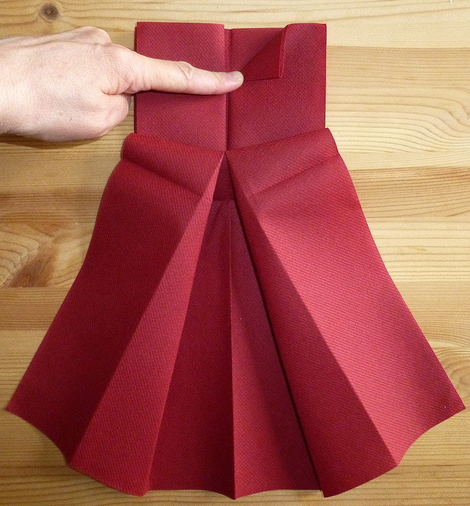 Pliage de serviette en papier en forme de robe de soirée, plier